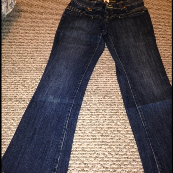 Cache jeans.