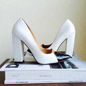 L.A.M.B Shoes - β¨HPβ¨ L.A.M.B. "Janaye" Leather Pump L.A.M.B Shoes - β¨HPβ¨ L.A.M.B. "Janaye" Leather Pump