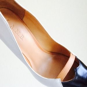 L.A.M.B Shoes - β¨HPβ¨ L.A.M.B. "Janaye" Leather Pump L.A.M.B Shoes - β¨HPβ¨ L.A.M.B. "Janaye" Leather Pump