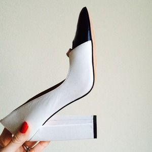 L.A.M.B Shoes - β¨HPβ¨ L.A.M.B. "Janaye" Leather Pump L.A.M.B Shoes - β¨HPβ¨ L.A.M.B. "Janaye" Leather Pump