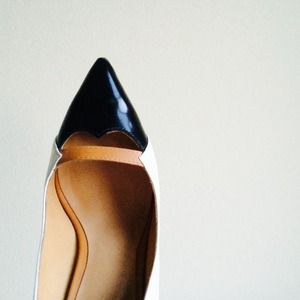 L.A.M.B Shoes - β¨HPβ¨ L.A.M.B. "Janaye" Leather Pump L.A.M.B Shoes - β¨HPβ¨ L.A.M.B. "Janaye" Leather Pump