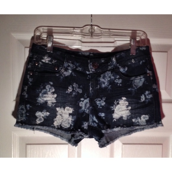 🚫Sold to thrift store🚫 Floral-print Denim Shorts - Picture 2 of 4