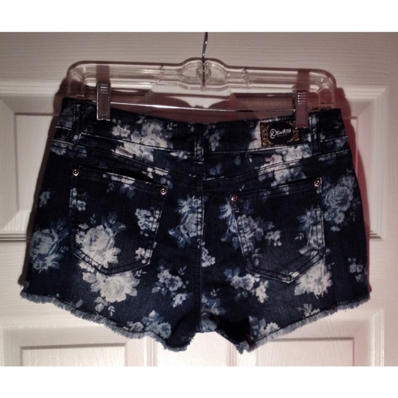 🚫Sold to thrift store🚫 Floral-print Denim Shorts - Picture 3 of 4