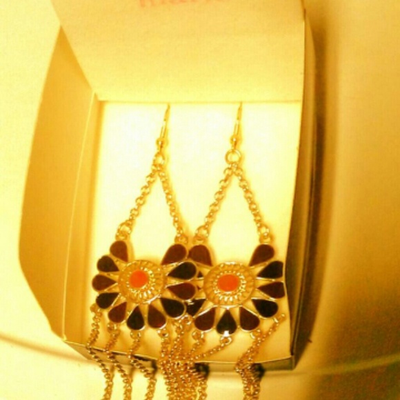 Jewelry - Gold toned Earrings