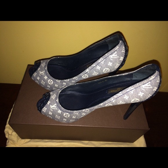 Louis Vuitton Classic Canvas & Blue Patent Pump - Picture 2 of 4