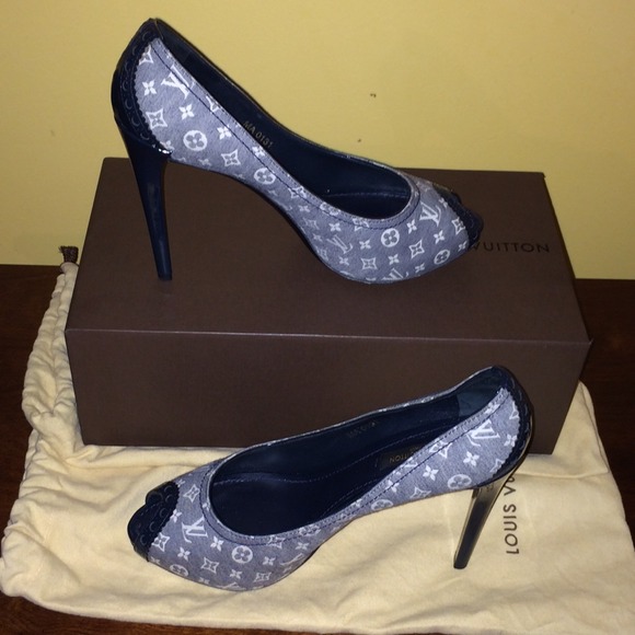 Louis Vuitton Classic Canvas & Blue Patent Pump - Picture 4 of 4