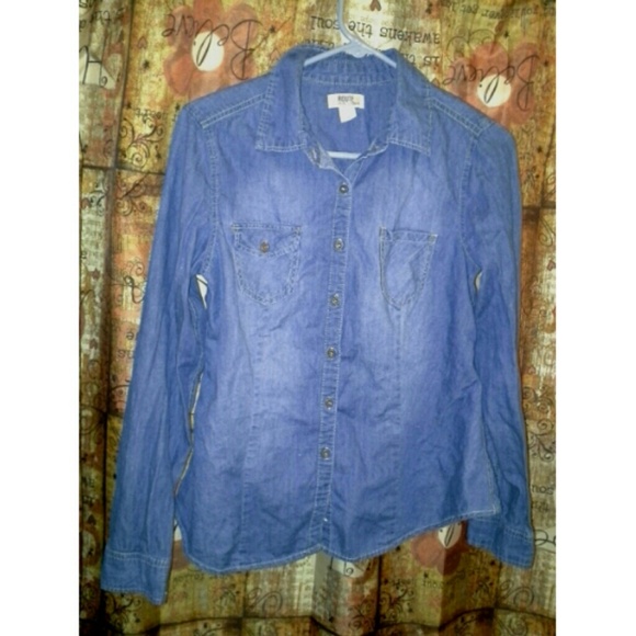 Denim long sleeve shirt.
