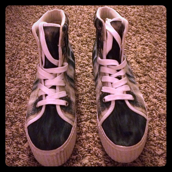 Jeffrey Campbell Plays (wolf)