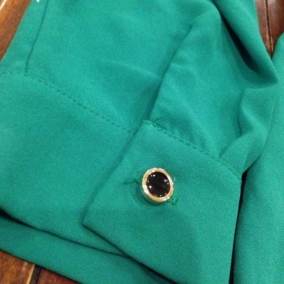 Green flowy blouse - Picture 3 of 3