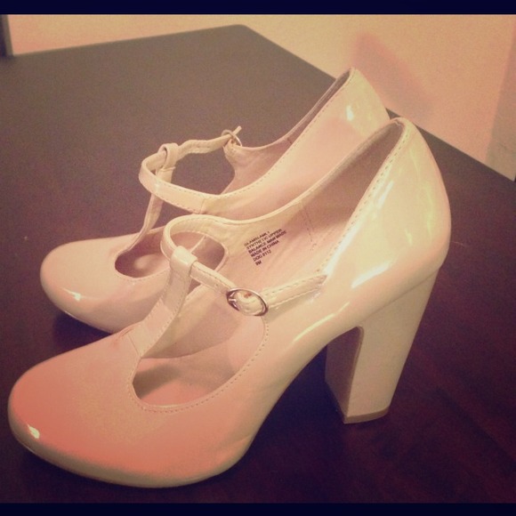 (LOOKING TO BUY) NINE WEST Nude Heels Size 9. - Picture 1 of 1