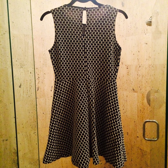 Geometric Print Textured Short Sleeve Skater Dress - Picture 2 of 3