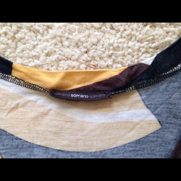 Bold patterned top - Picture 2 of 3