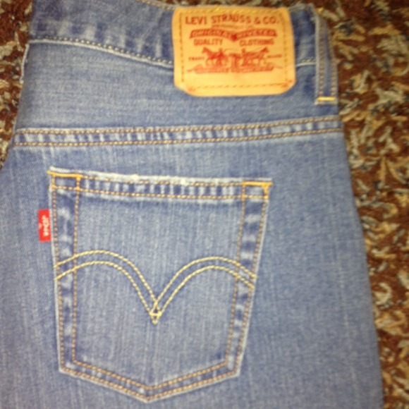 NWOT Levi's denim crop shorts - Picture 2 of 3
