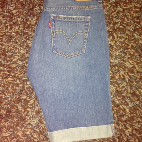 NWOT Levi's denim crop shorts - Picture 3 of 3