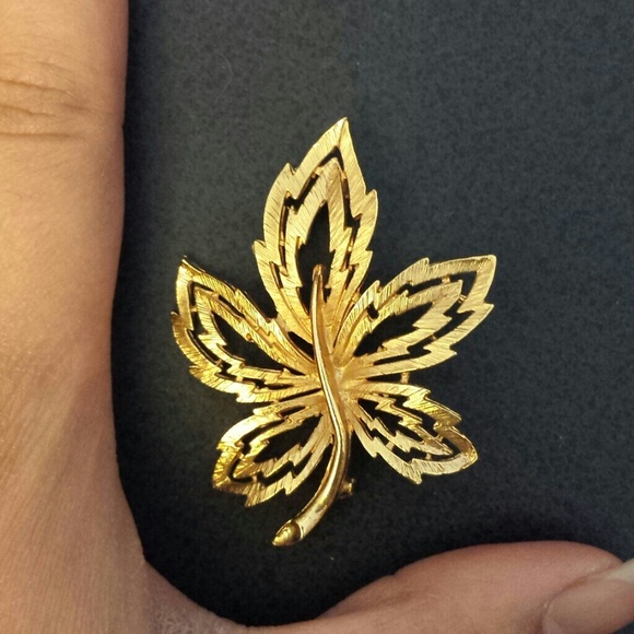 Vintage Leaf Brooch Pin - Picture 3 of 4