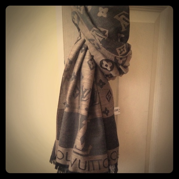 LV scarf
