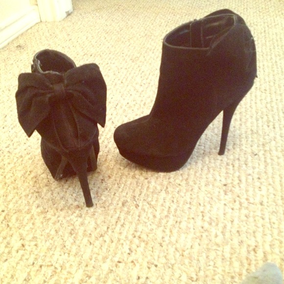 NWOT black velvet bow bootie heels❤
