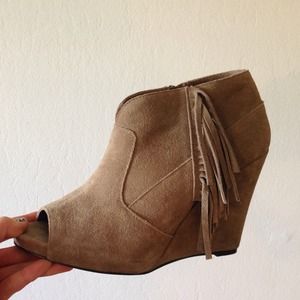 Steve Madden suede camel wedges