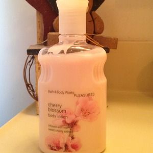 Bath & body works cherry blossom lotion 8oz bottle