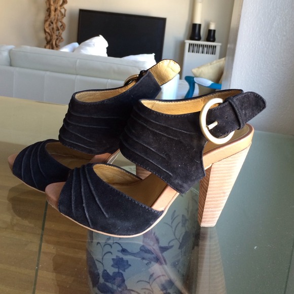 Black suede Seychelles sandal pumps