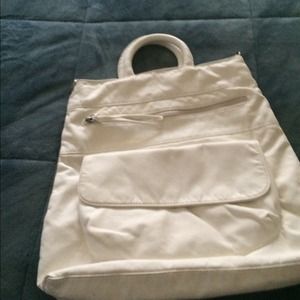 White handbag with 1 large compartment