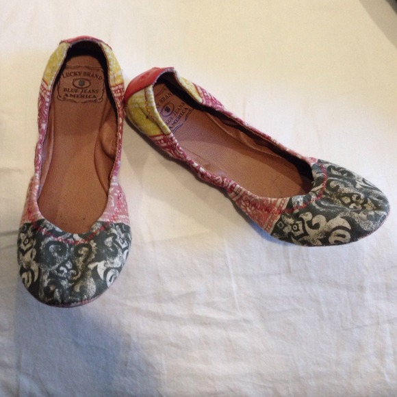 Adorable, colorful, NEVER WORN Lucky Brand flats!