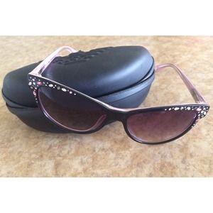 ✨ REDUCED ✨ Bebe Sunglasses.