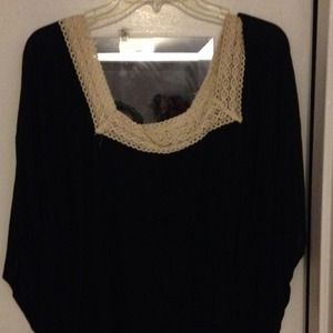 SOOLLLDDDD Black lace neck flowy top