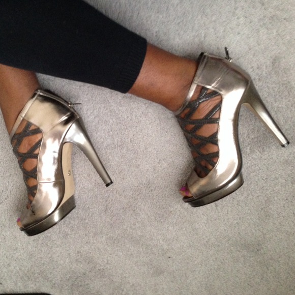 Sexy Dereon Silver and Gray Cross Strapped Heels.