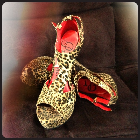 Sexy suede T-strap sandal; leopard w/box