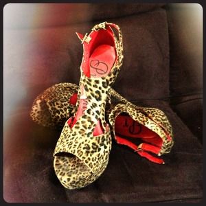 Sexy suede T-strap sandal; leopard w/box