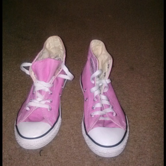 Pink converse chucks. - Picture 1 of 3
