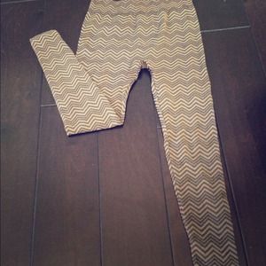 Gorgeous thick knit print leggings.