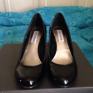 Steve Madden small black heels