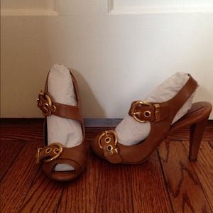 BCBG tan and gold leather heels