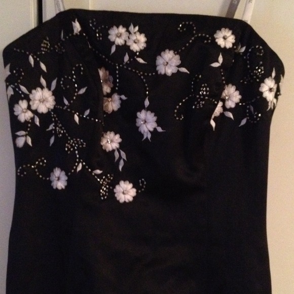 Evening gown. Black strapless.