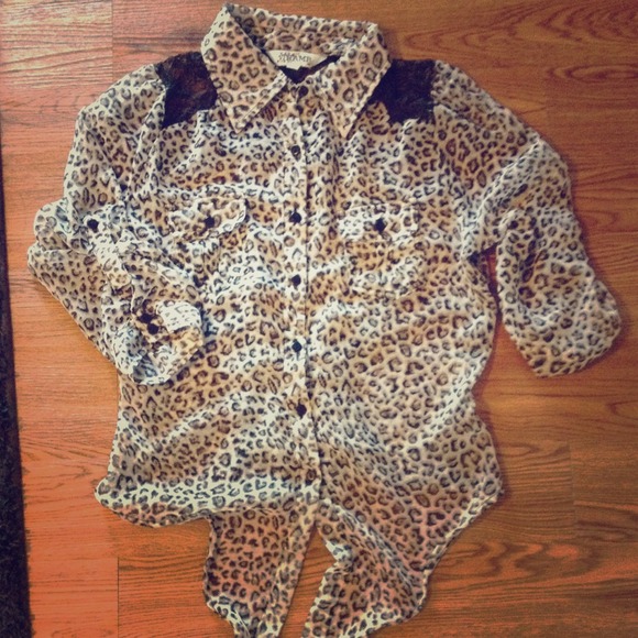 Black and white leopard button top