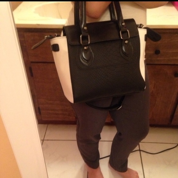 Black & White Classy Bag with strap - Picture 3 of 3