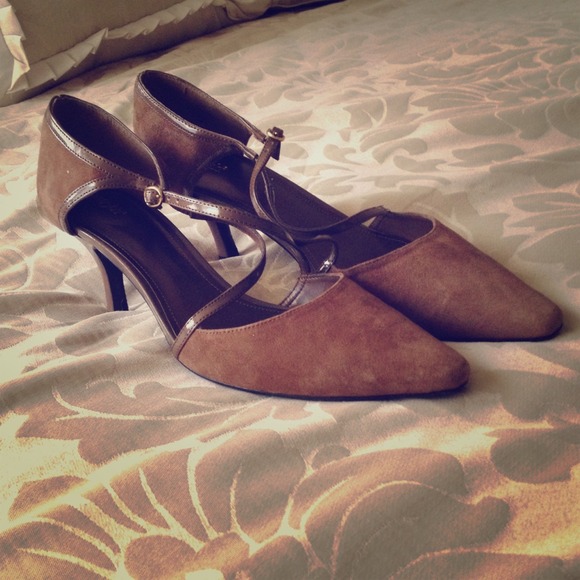⌚️FINAL SALE! Brown Suede Pumps
