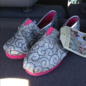 🚨 SOLD🚨 TOMS for toddlers