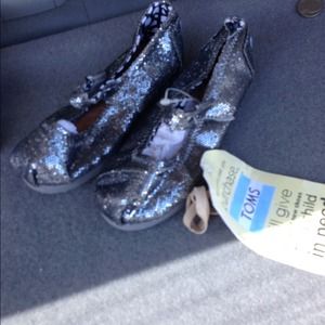 🚨 SOLD🚨 TOMS for toddlers