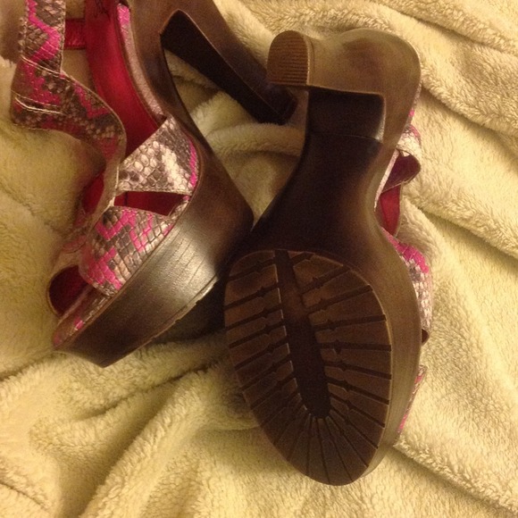 Size 8 Carlos Santana pink snake print heels new - Picture 4 of 4