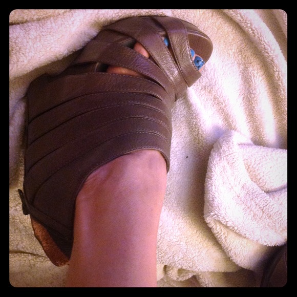 Brand new strappy wedges size 8 brown khaki color