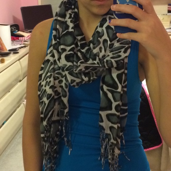 🚫🚫 SOLD IN BUNDLE 🚫🚫 Animal print scarf
