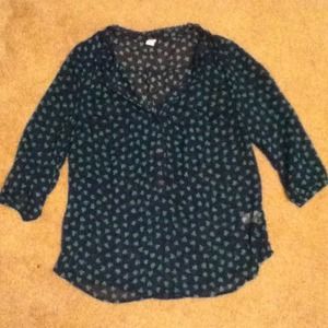 💚Navy chiffon top w/ green hearts💚