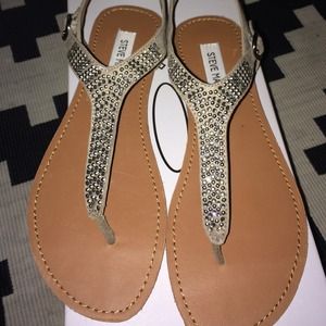 SUPER SUPER SUPER cute STEVE MADDEN SANDALS.
