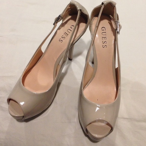 Patent leather, genuine GUESS peep toe pumps!