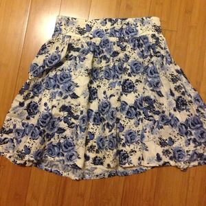 H&m white and blue floral skirt