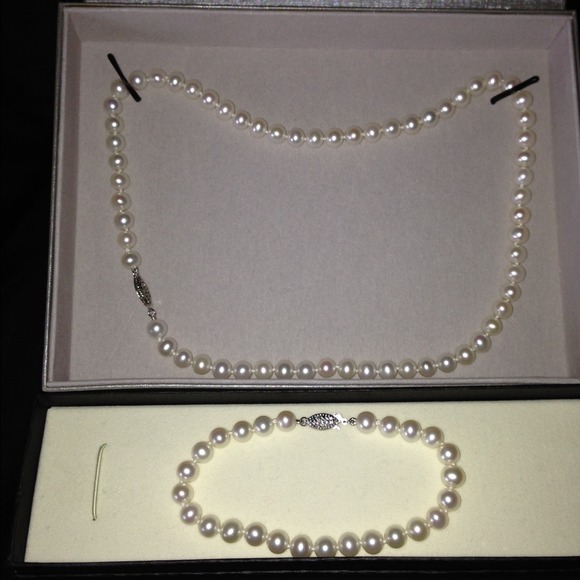 Sold💟bundled Pearl necklace and bracelet💜