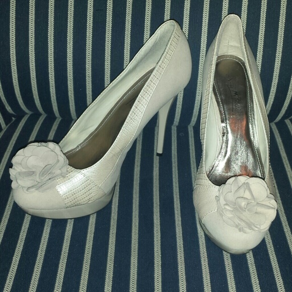 Anne Michelle Nude Platform Bow Heels Size 10 - Picture 2 of 4
